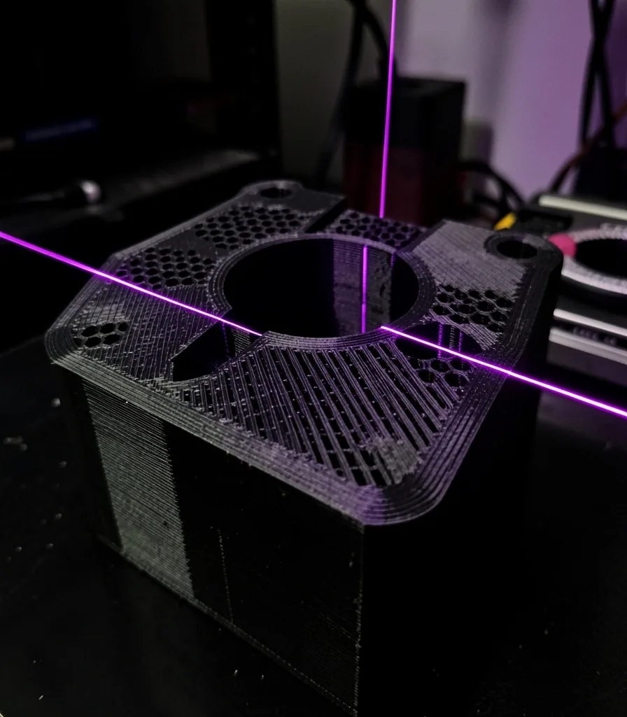 Detalle de una pieza impresa en 3D con líneas de capa visibles y patrón de relleno tipo panal
